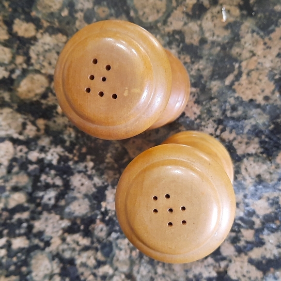 Mid-century Vintage wood salt and pepper shakers - Picture 2 of 4